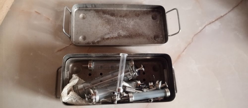 Голки шприци шпателі скальпелі багато разові