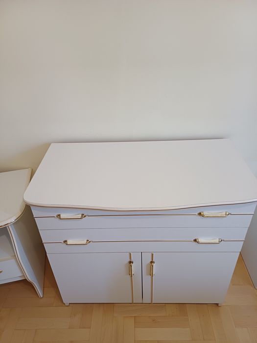 Zestaw białych mebli do sypialni/ pokoju