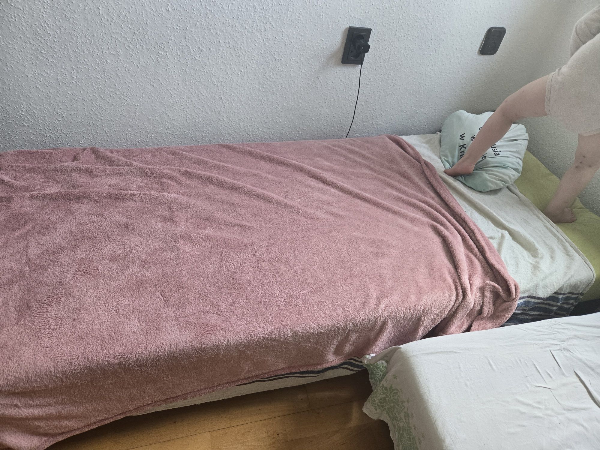 Sprzedam łóżko jednoosobowe z pojemnikiem na pościel
