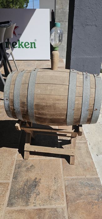 Barril antigo com suporte