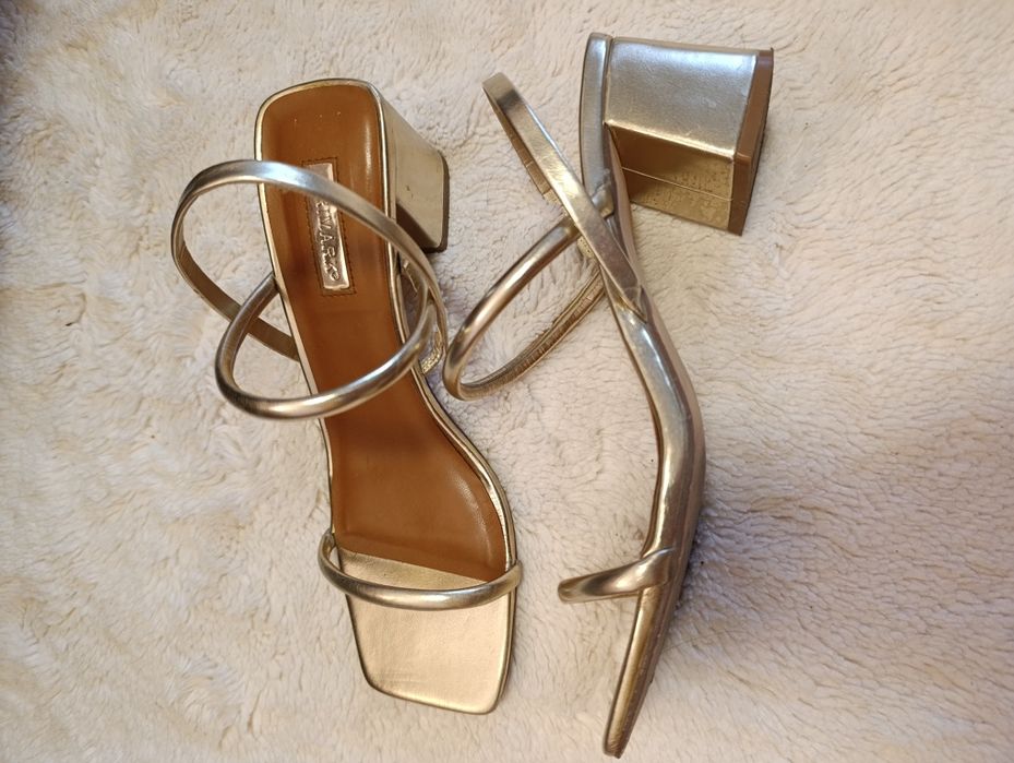 Продам босоніжки