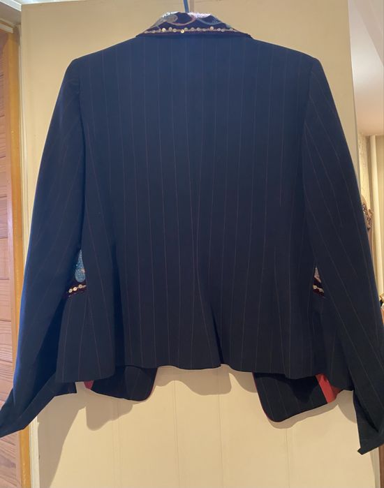 Трендовый костюм с ручной вышивкой