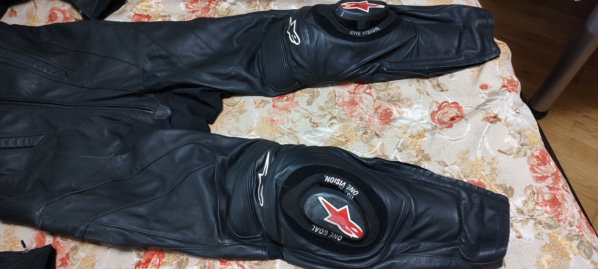 Alpinestars цельный комбинезон размер EU 62, мотокуртка, как новый