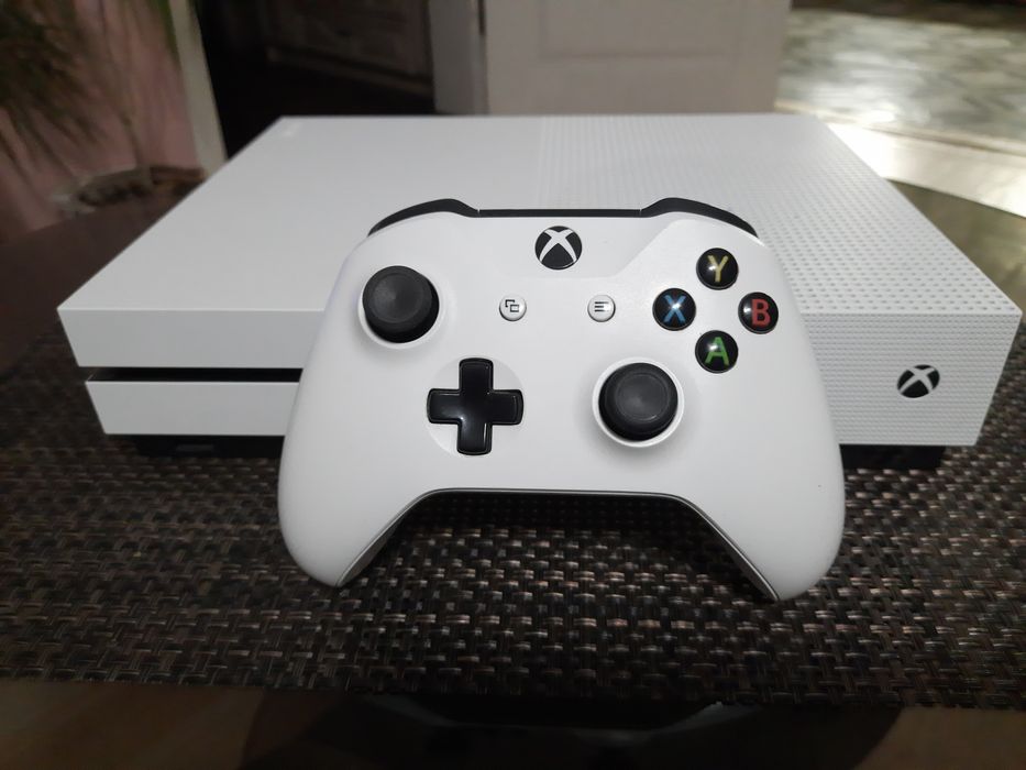Xbox One S 500gb + геймпад