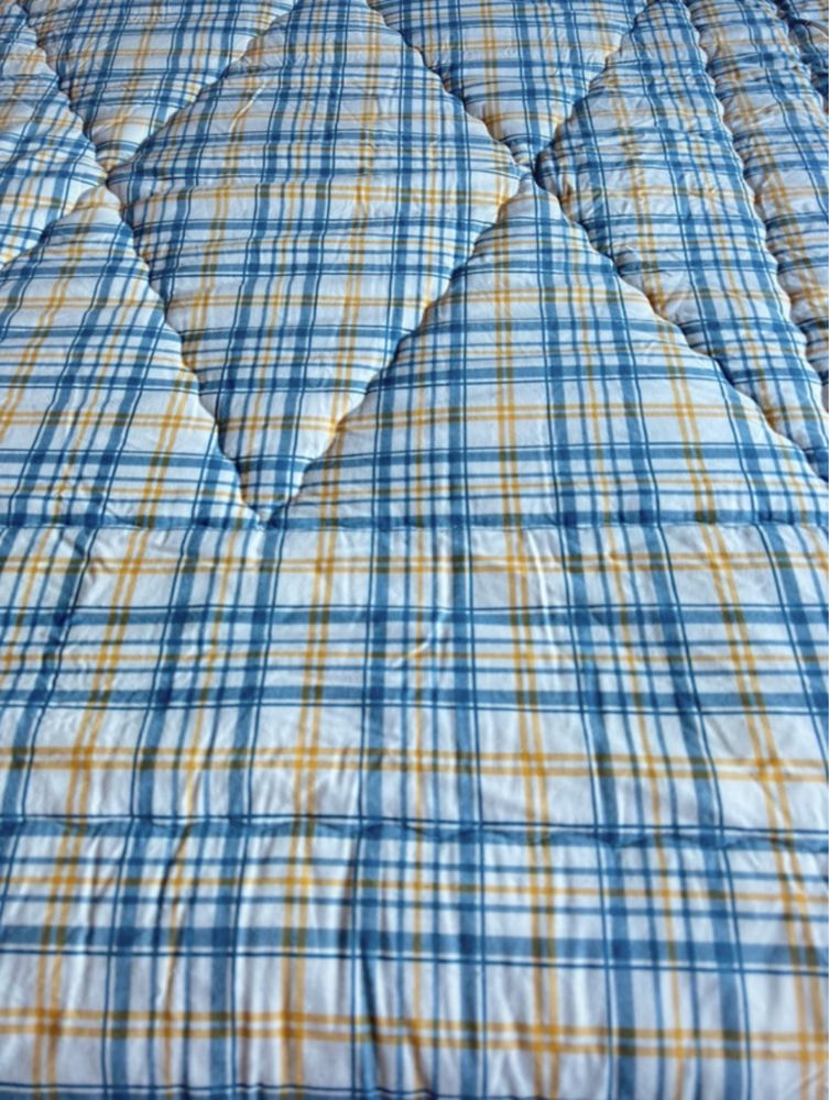 Edredon reversivel em tons de azul e amarelo torrado