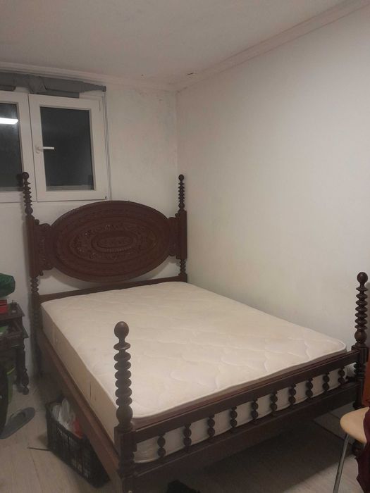 Cama de casa com colchao seminovo e duas camss de solteiro em mogno