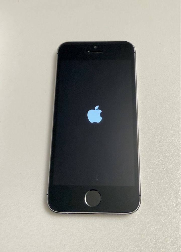 Stary telefon kolekcjonerski Iphone 5s