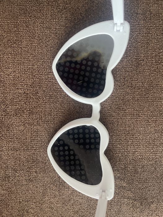 Okulary w kolorze białym i czarnym.