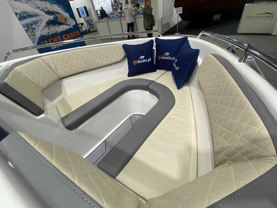 łódź motorowa nowa 630 z otwartym pokładem od mboats
