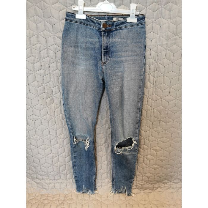 Spodnie jeansowe z dziurami na kolanach