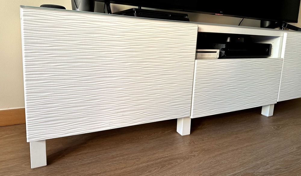 Mobiliário IKEA BESTÅ — cómoda e móvel de TV da mesma coleção