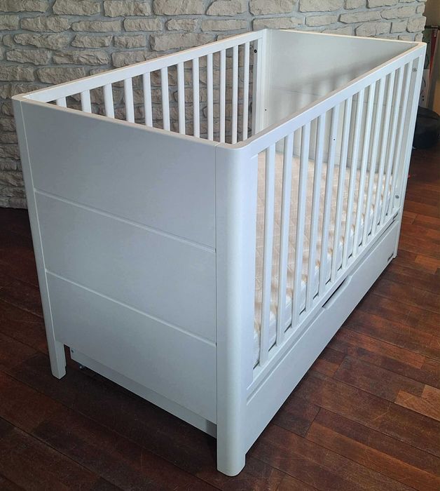 Drewniane białe łóżeczko Woodies Smooth Cot 120×60 szuflada materac