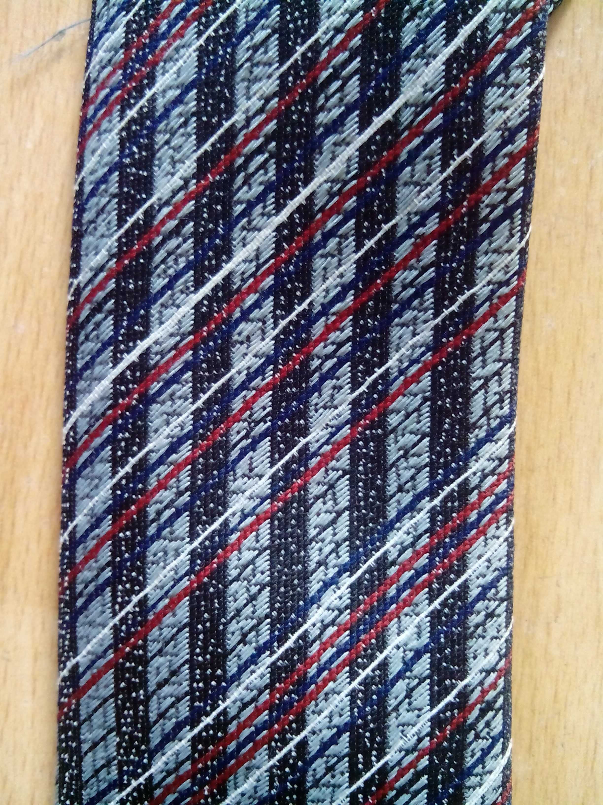 szary krawat w kratkę wąski