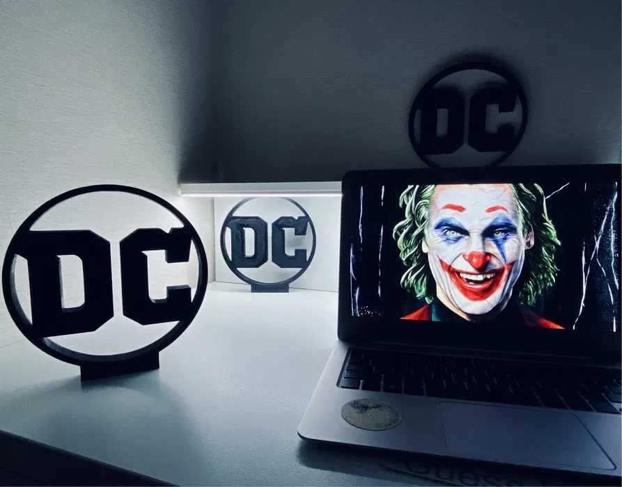 Статуэтка логотип DC Comics та фігурки героїв DC Comics Джокер, Харлі.