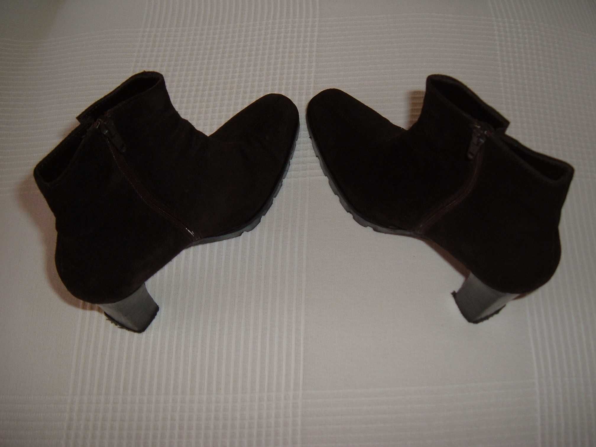 Botins castanhos de salto