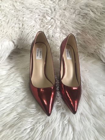 Sapatos em vermelho metálico / metalizado