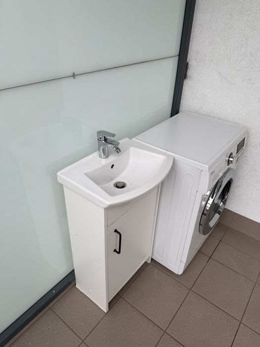 Szafka z umywalką i bateria