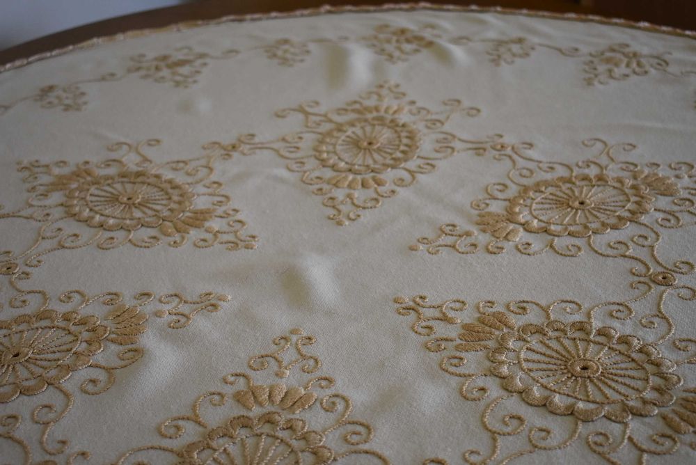 Obrus na okrągły stół