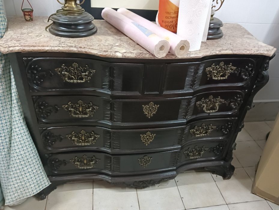 Cómoda antiga em madeira escura com tampo em mármore