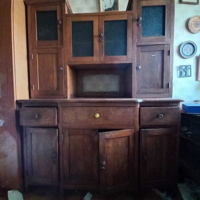 Продаж антикварної шафи-буфету