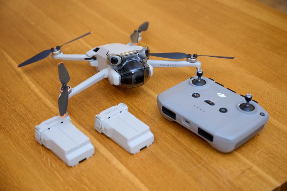 Dron DJI MINI 4 - zestaw