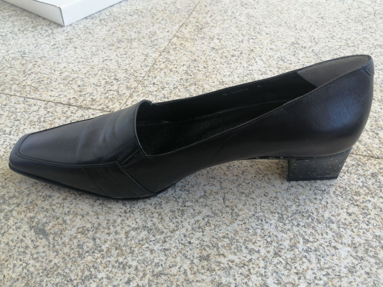 Sapato preto de pele para mulher com pequeno salto