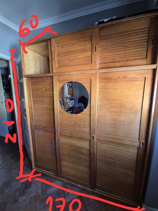 Roupeiro em pinho em bom estado