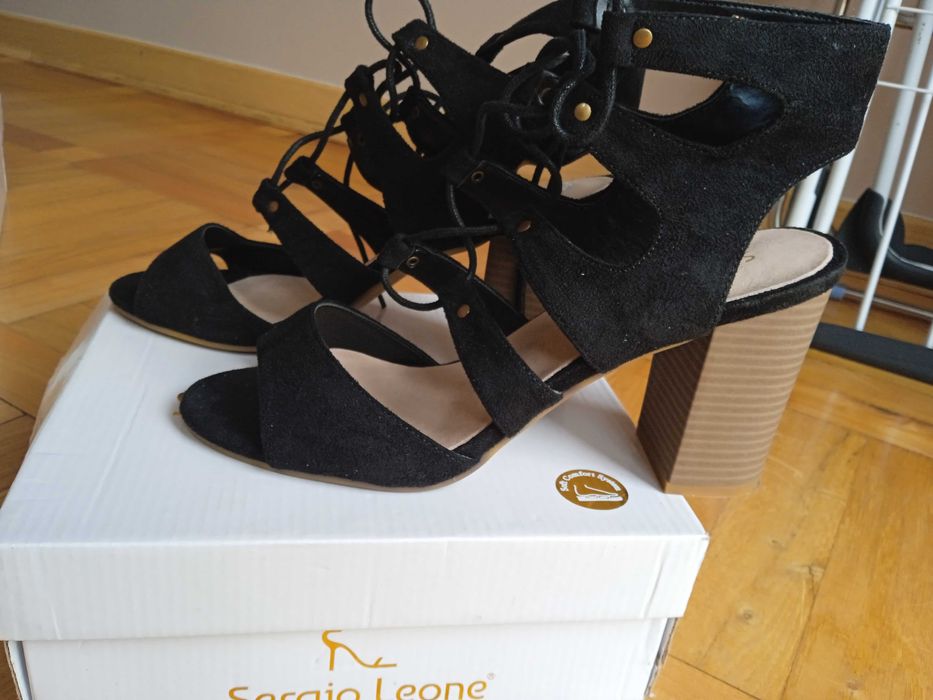 Nowe wiązane sandałki na słupku