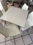 Conjunto de 1 mesa e 4 cadeiras 250€