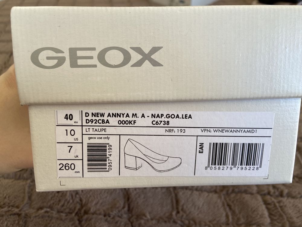 Sapatos de salto bege Geox 40 NOVOS