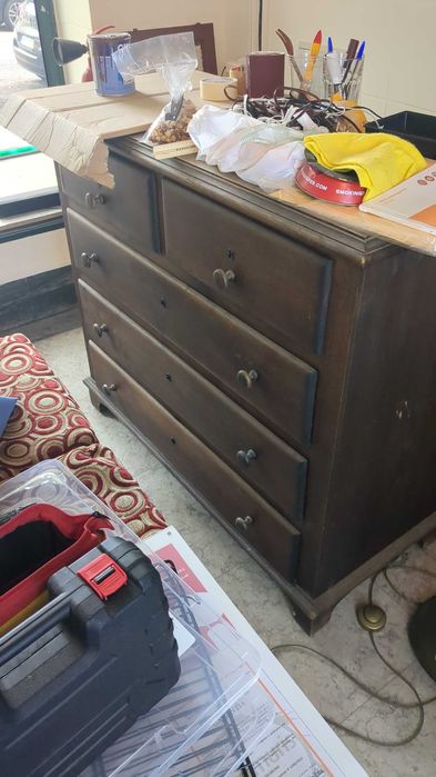 Cómoda de madeira maciça com cinco gavetas