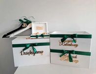 Białe pudełko na koperty obrączki wieszaki koszyczki ratunkowe pleksi