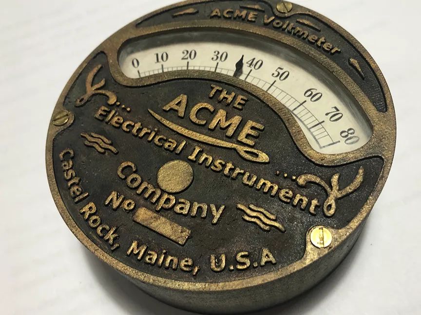 Voltímetro Steampunk ACME com Detalhes Artísticos