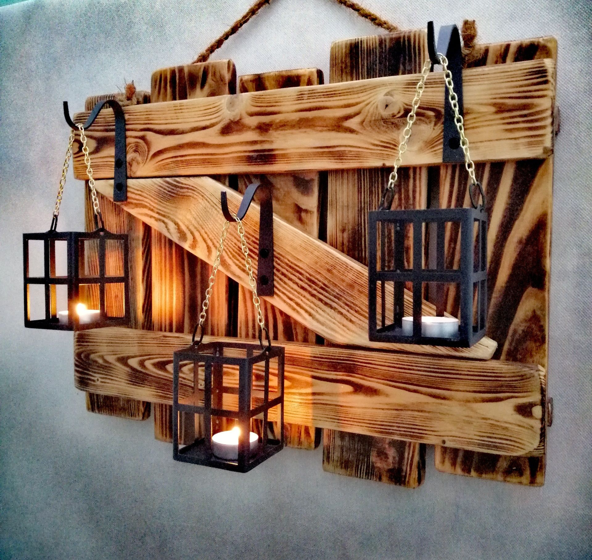 Lampion loft na desce drewnianej rustykalnej , dekoracja na ścianę.