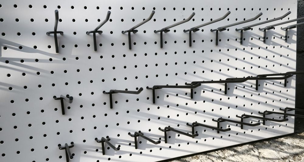 Стелажі  пристіні та острівні Гачки, перфорація, полиці