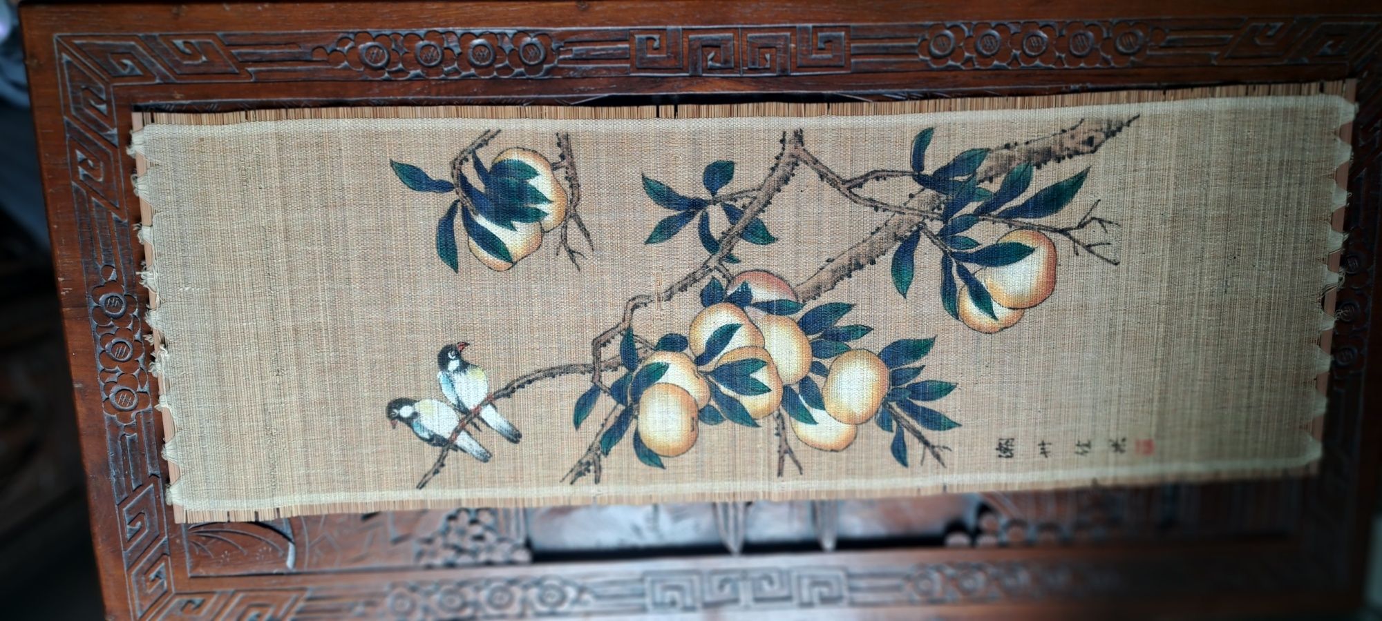 Decoração chinesa, chapéu de chuva chinês e quadro.