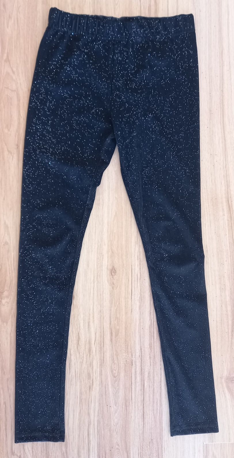 Czarne prążkowane leginsy z drobinkami srebrnego brokatu r 140cm Girls