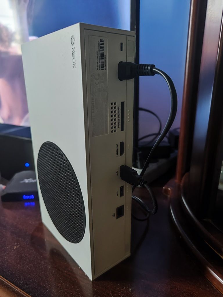 Xbox Series S + 2 геймпади + акумулятори з зарядною станцією