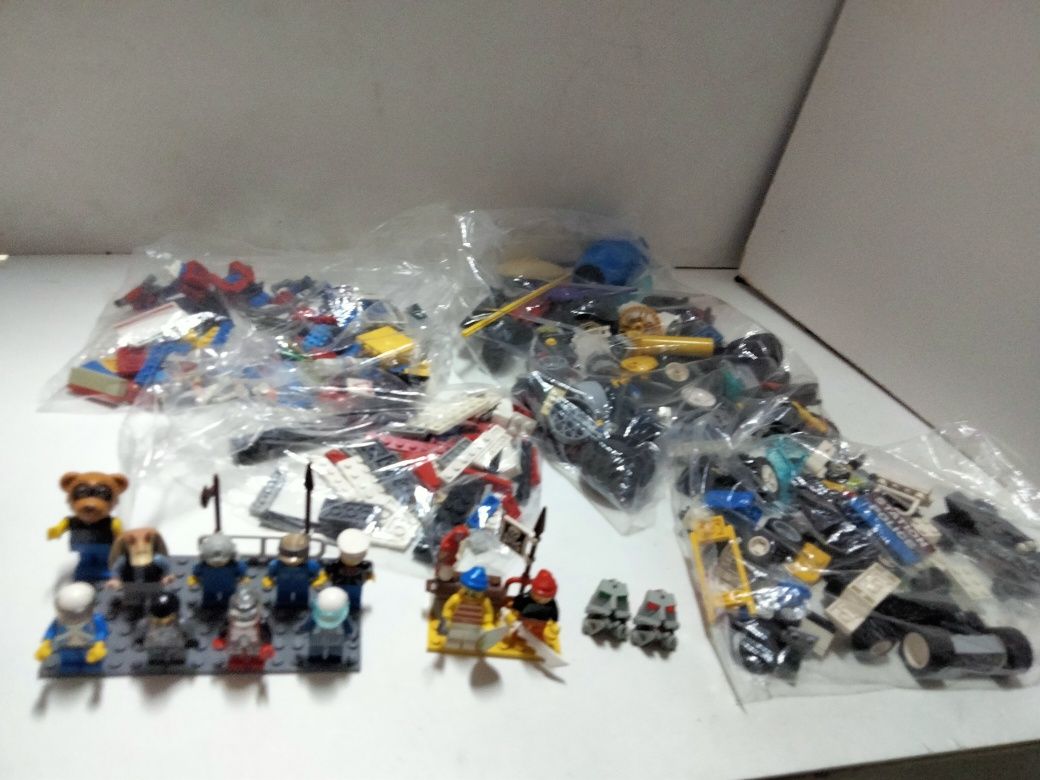 LEGO figurki i części resztowka