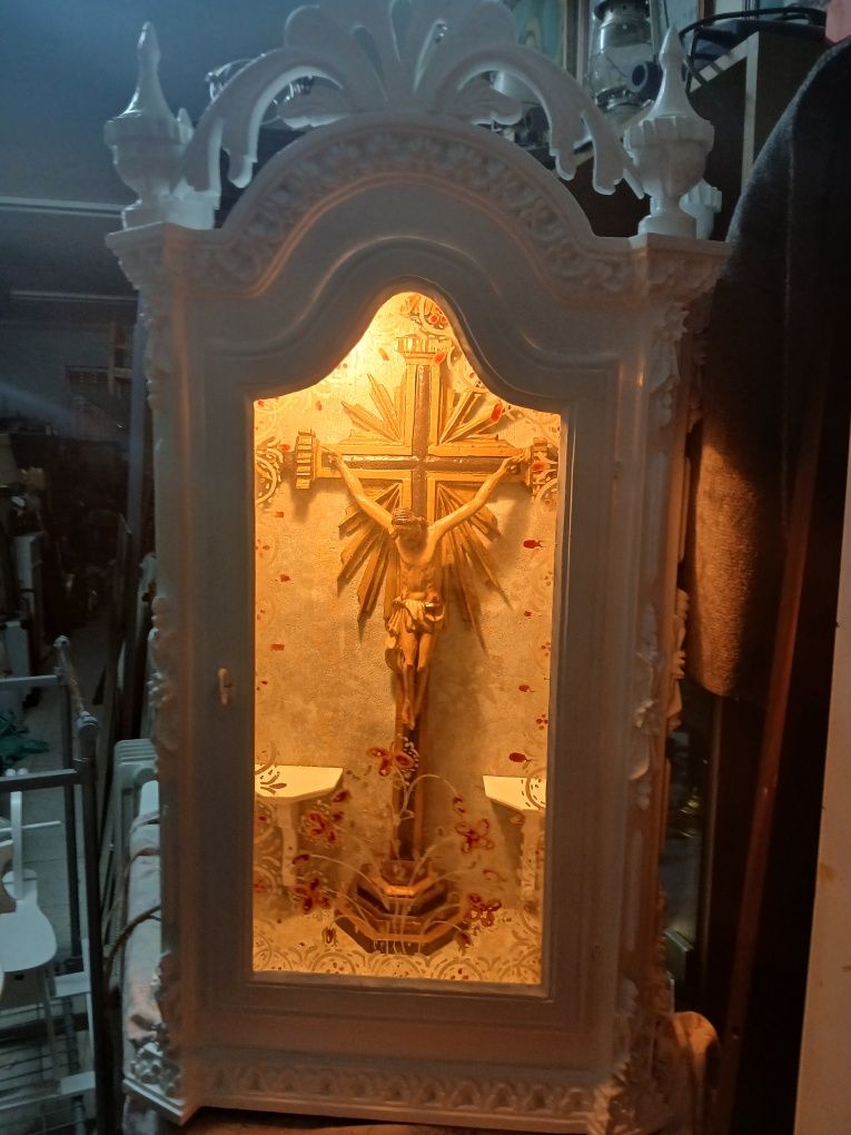 Oratório  antigo com crucifixo e imagem em madeira com luz