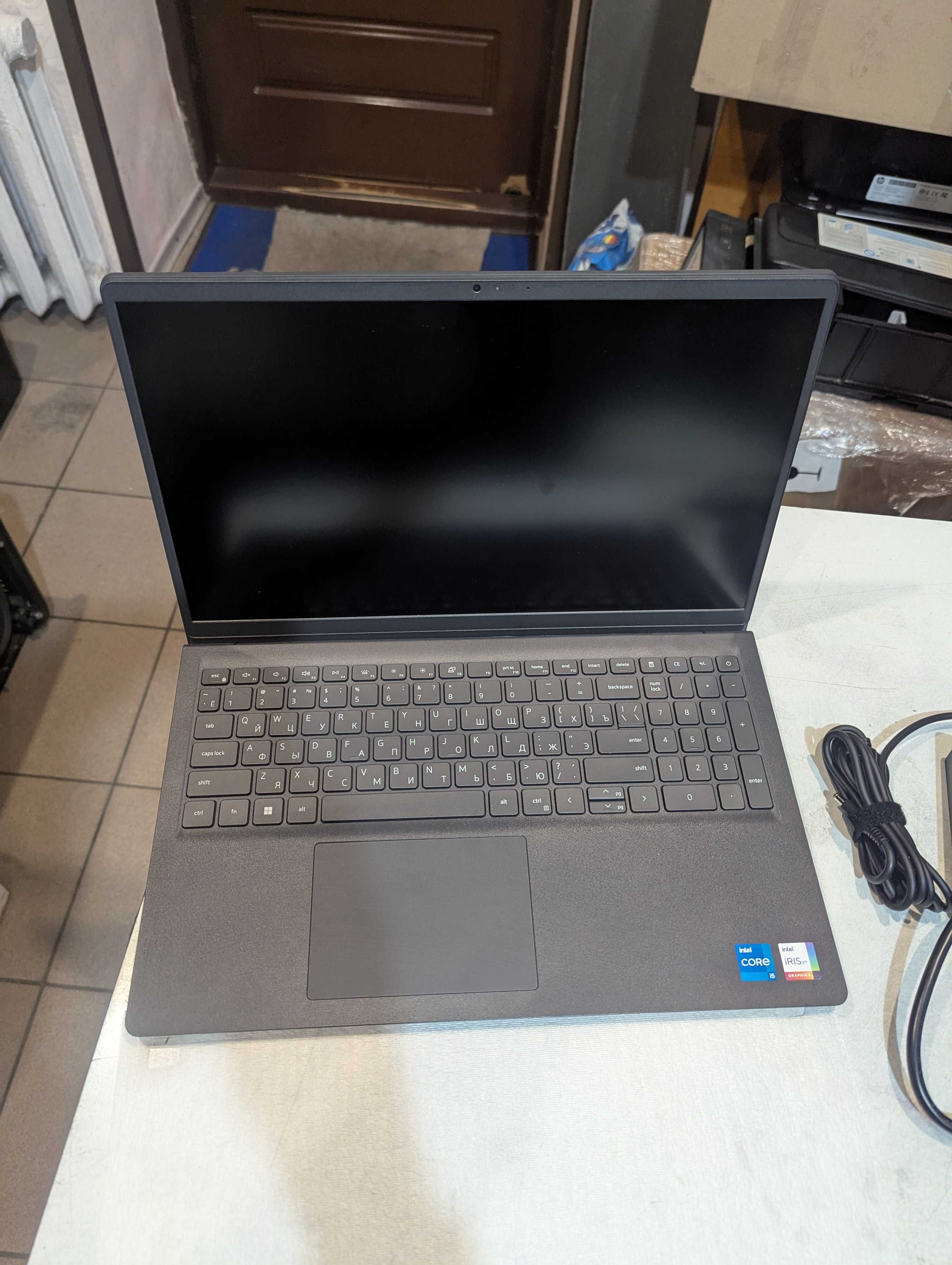 Ноутбук Dell Vostro 3520 (N5315PVNB3520UA) полностью новый, не пользов