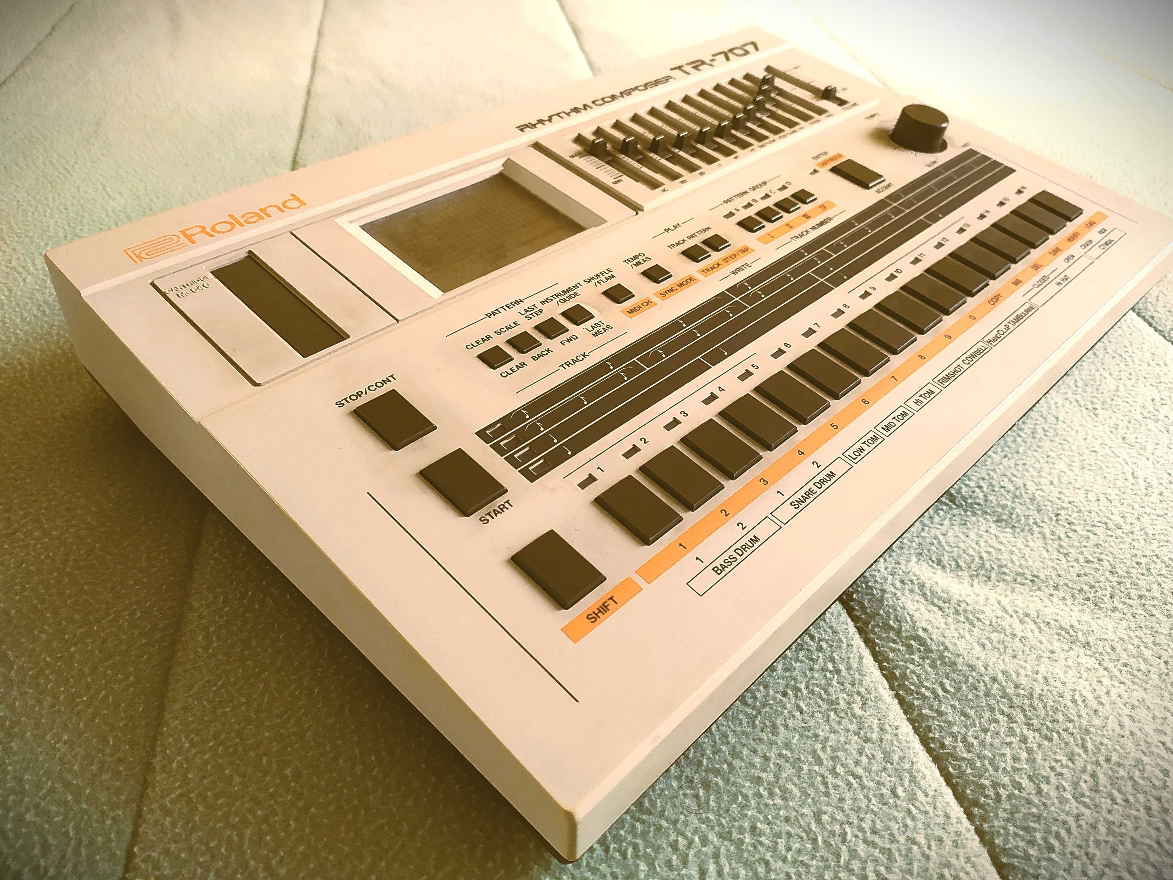 Roland TR-707 Rhythm Composer vintage 80s drum machine
