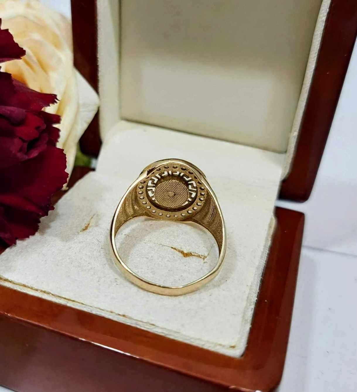 Złoty śliczny pierścień sygnet w stylu greckim