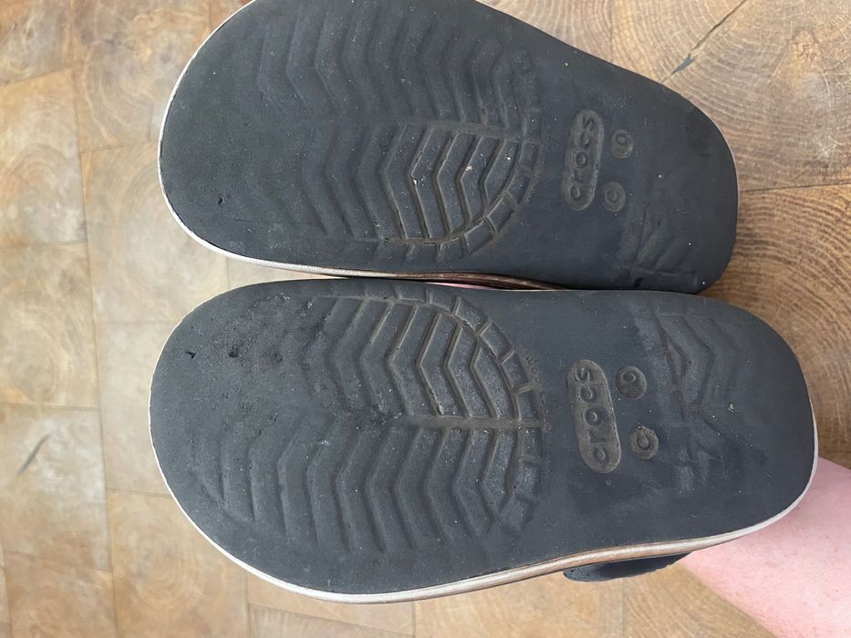 Czarne klapki Crocs 27