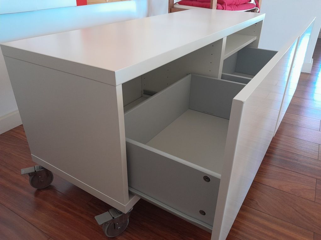 Móvel BESTÅ da Ikea com rodas
