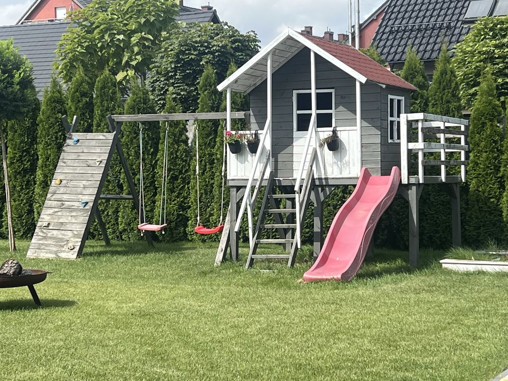 Plac zabaw dla dzieci: hustawki zjezdzalnie wspinaczka.