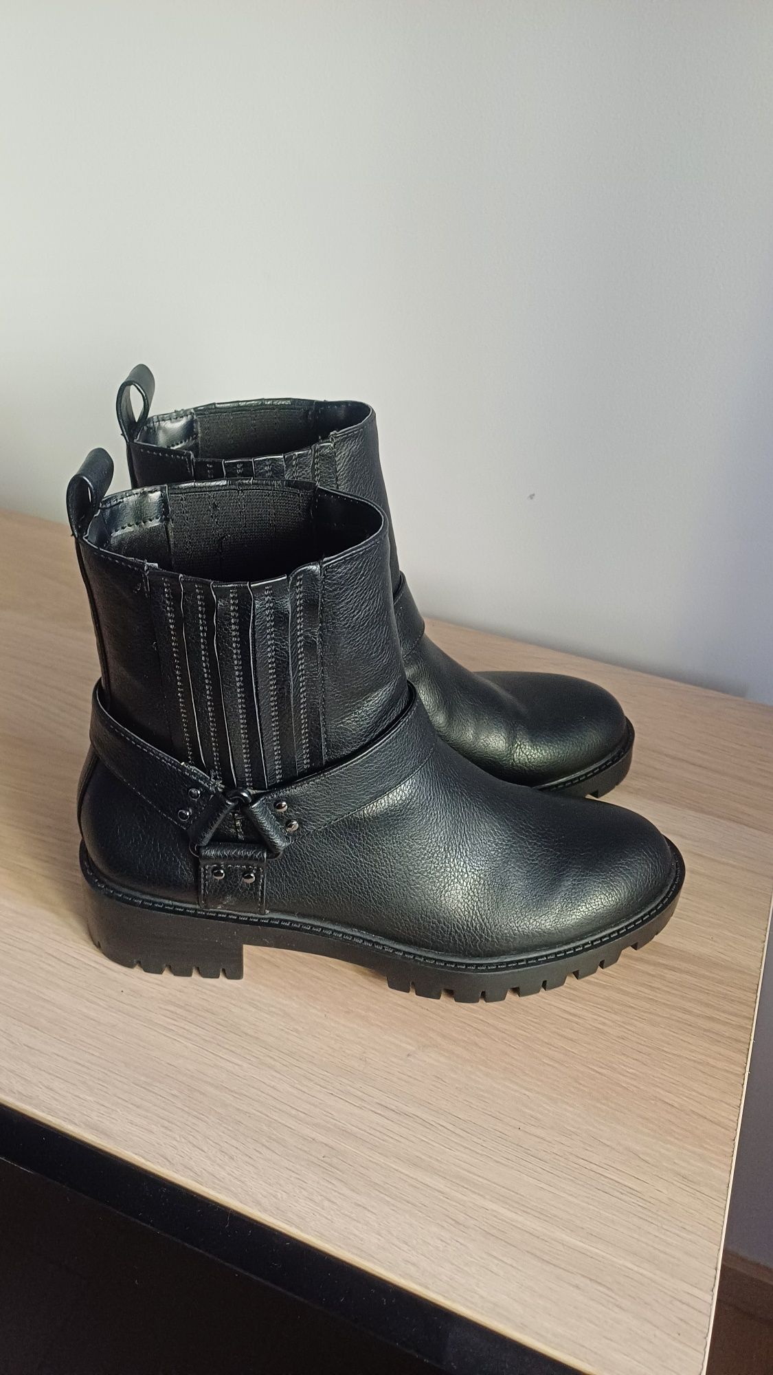 Botins Com Pormenor Metálico (Parfois)-39
Produto