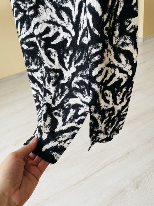 Modna łaciata sukienka na ramiączka Sinsay czarno biała M