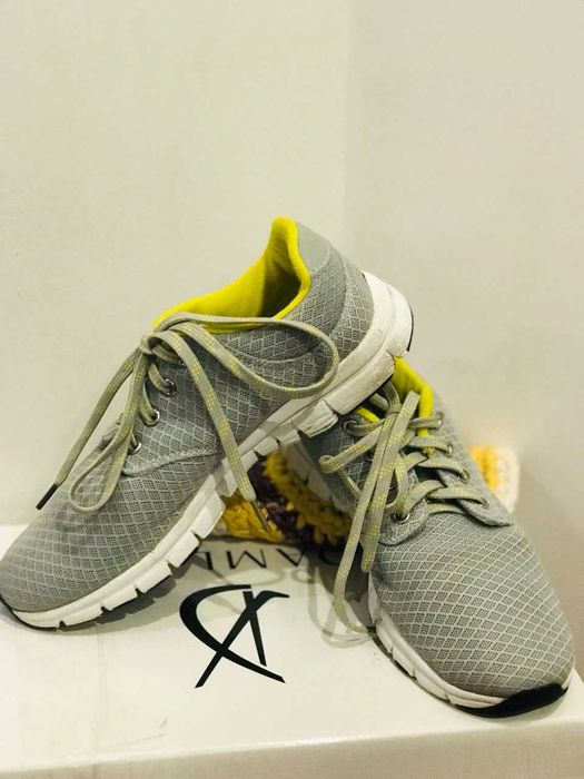 Кросівки весняні жіночі