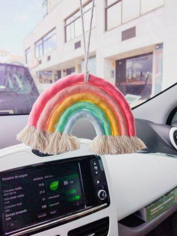 Mini arco-íris em macrame para o retrovisor do carro